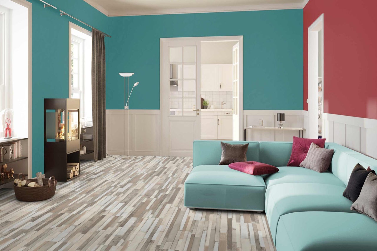 Salon lumineux avec canapé, poêle et parquet