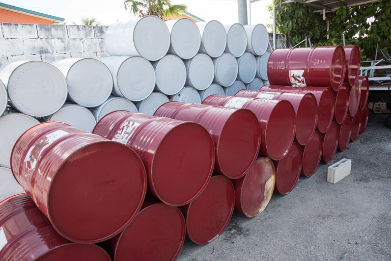 Pile de fûts métalliques pour le stockage et le transport