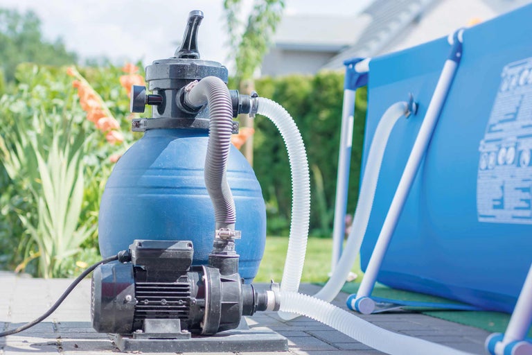 Sandfilteranlage mit Pool im Aussenbereich