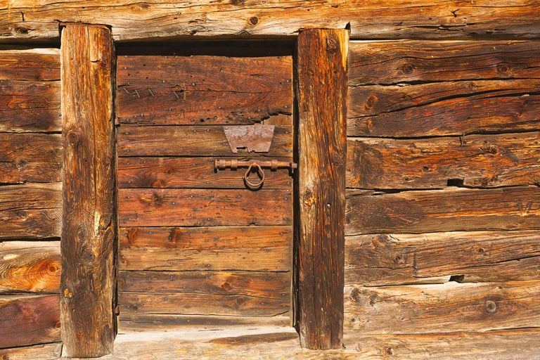 Gros plan d'une vieille porte en bois avec verrou