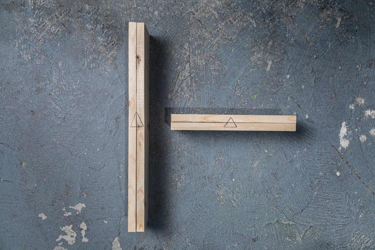 Deux morceaux de bois avec un symbole triangulaire