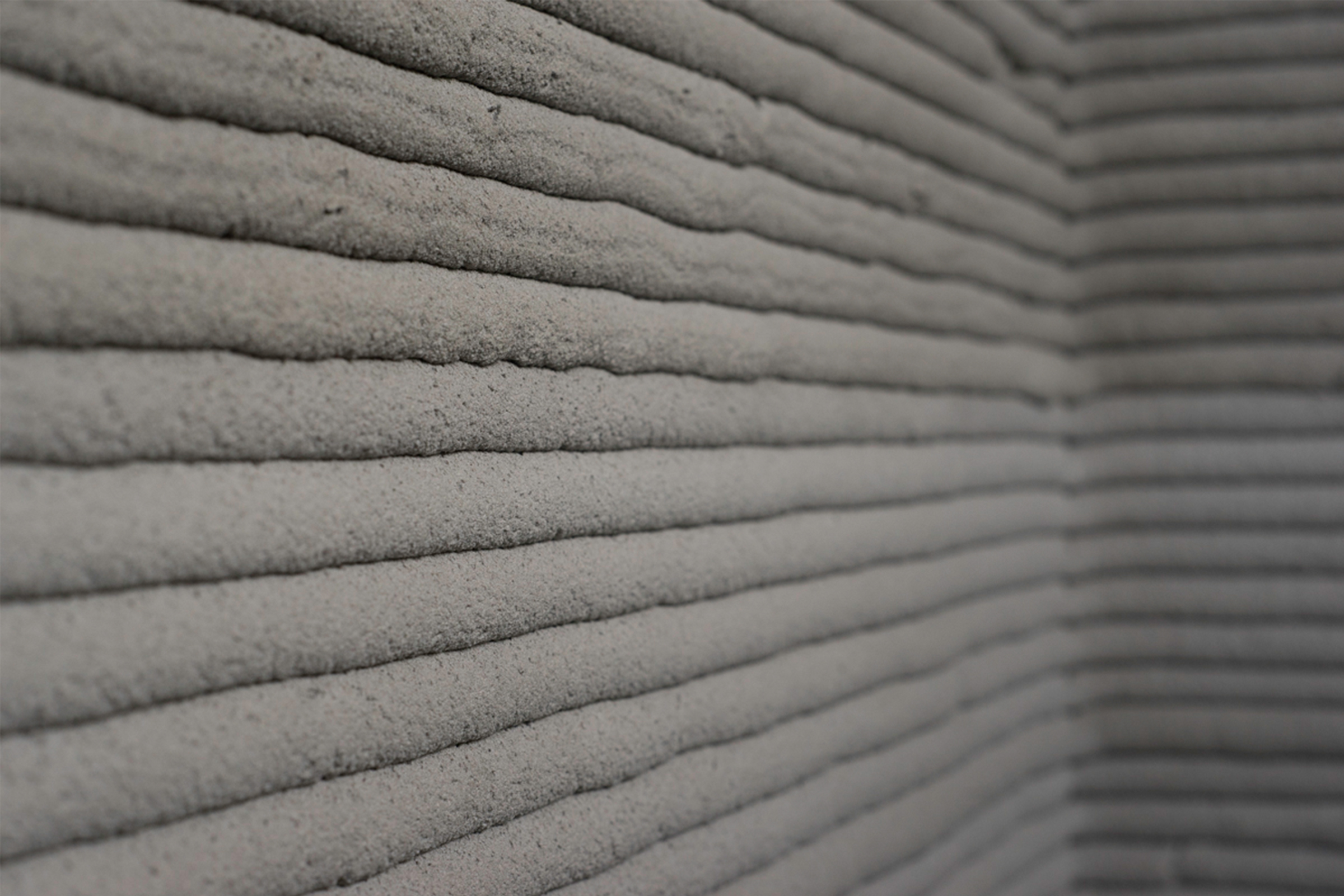 Gros plan d'un mur avec des lignes horizontales de ciment, fabriqué par impression 3D.