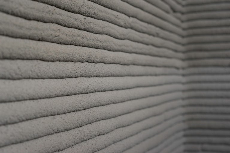 Gros plan d'un mur avec des lignes horizontales de ciment, fabriqué par impression 3D.