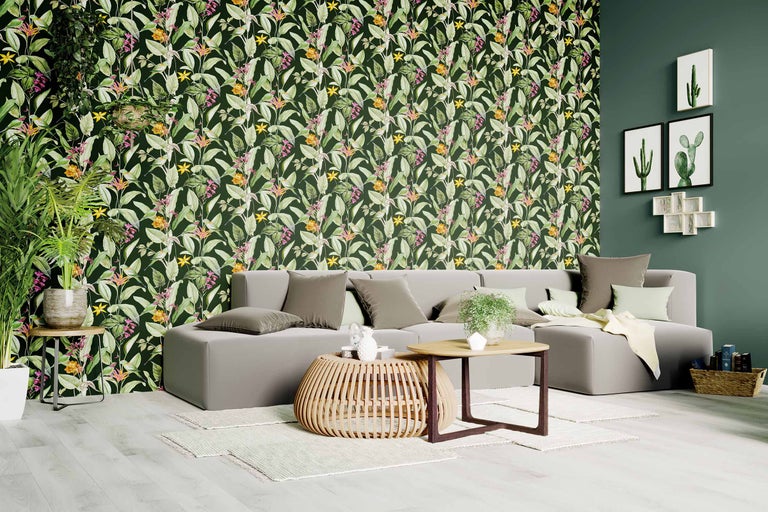 Wohnzimmer mit grauer Couch und Dschungeltapete mit Blumen und Blättern