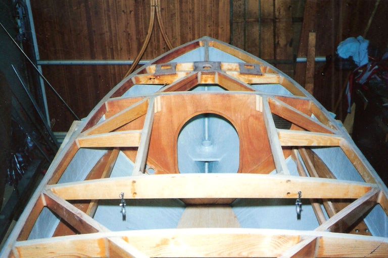 Bootsrumpf im Bau mit Holzrahmen