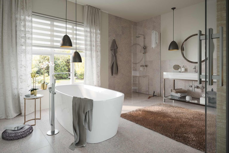 Badezimmer mit Badewanne, Dusche, Waschbecken und Accessoires für ein entspannendes Ambiente