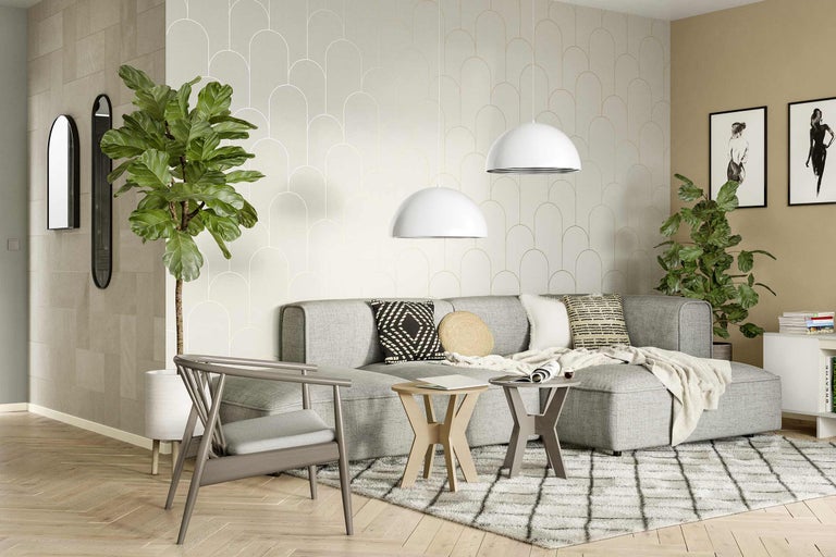 Salon avec canapé, fauteuil, tapis et plantes d'intérieur