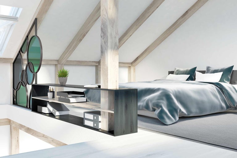 Chambre lumineuse dans les combles avec lit et étagère