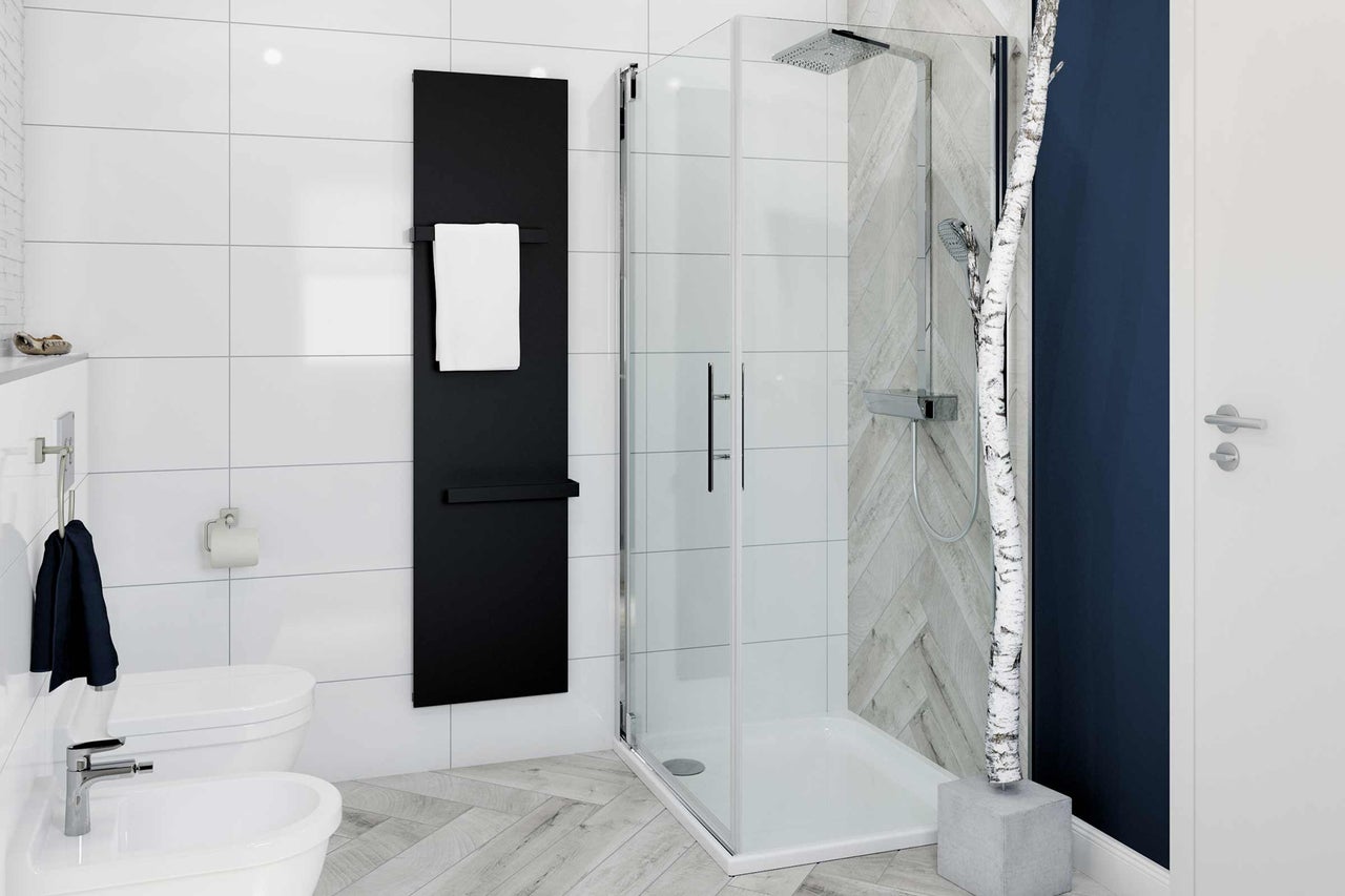 Modernes Badezimmer mit Dusche, Handtuchheizkörper und Sanitärobjekten