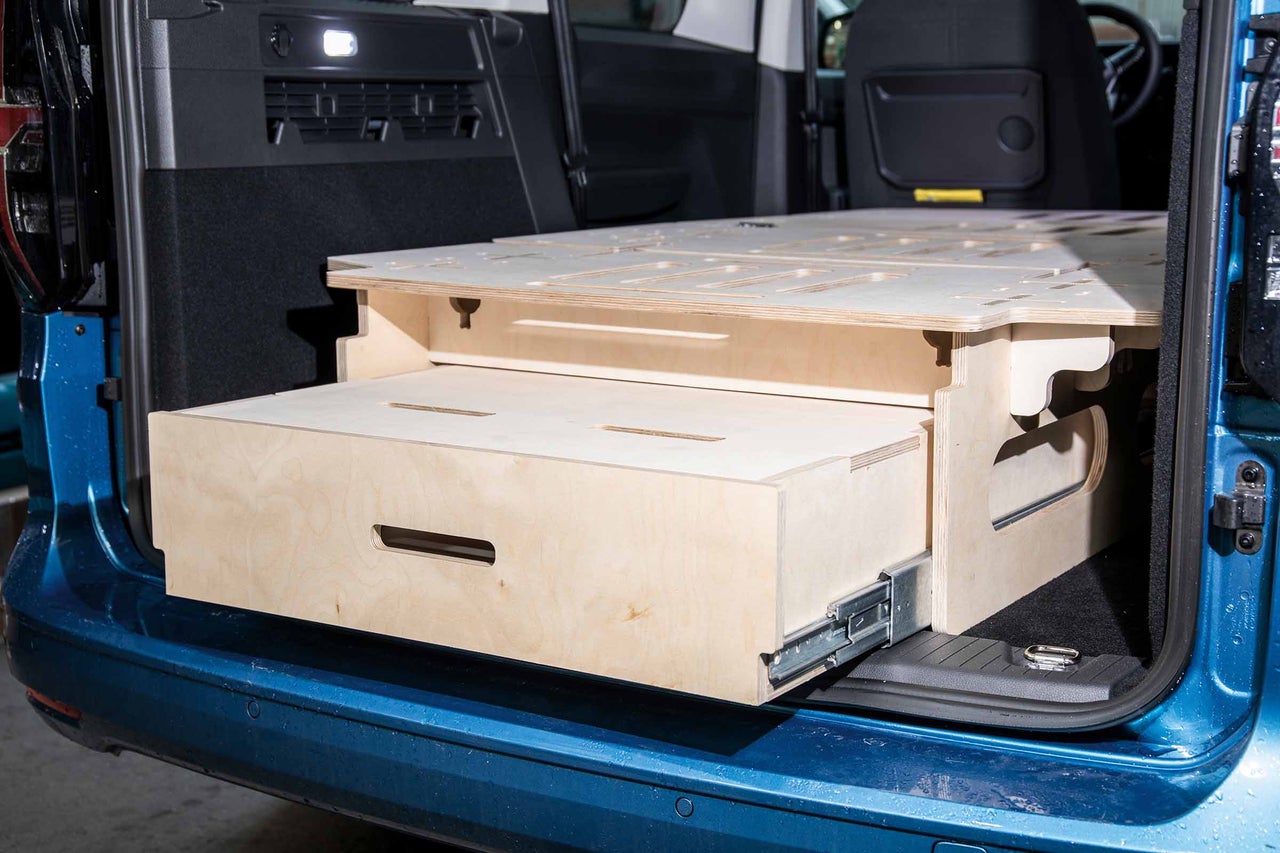 Tiroir en bois dans le coffre d'une voiture