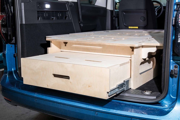 Holz Schubladeneinsatz im Kofferraum eines Autos