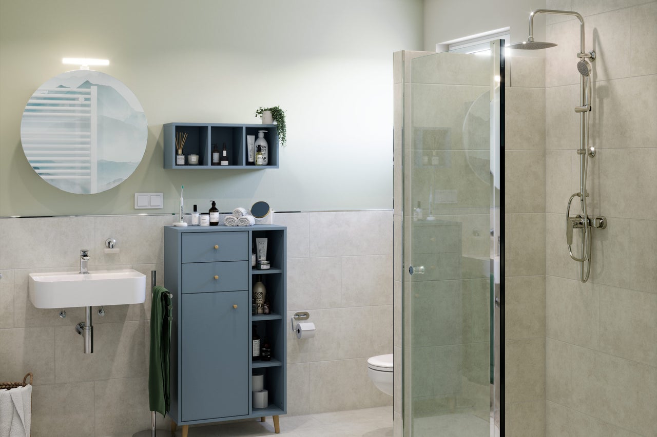 Salle de bains lumineuse avec lavabo, armoire de toilette, douche et toilettes