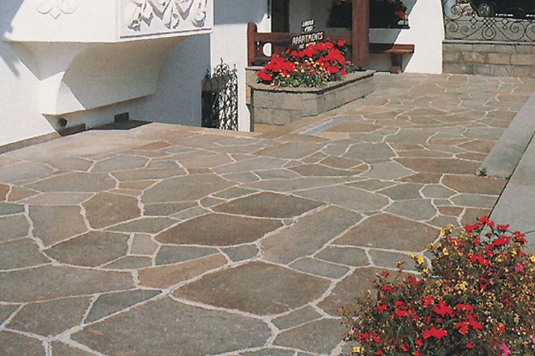 Extérieur recouvert de plaques polygonales