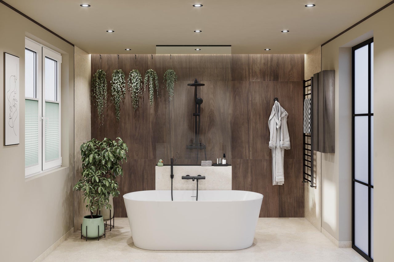 Modernes Badezimmer mit weisser freistehender Badewanne, schwarzen Armaturen, Holzwand, Pflanzen und Dusche mit Glaswand.