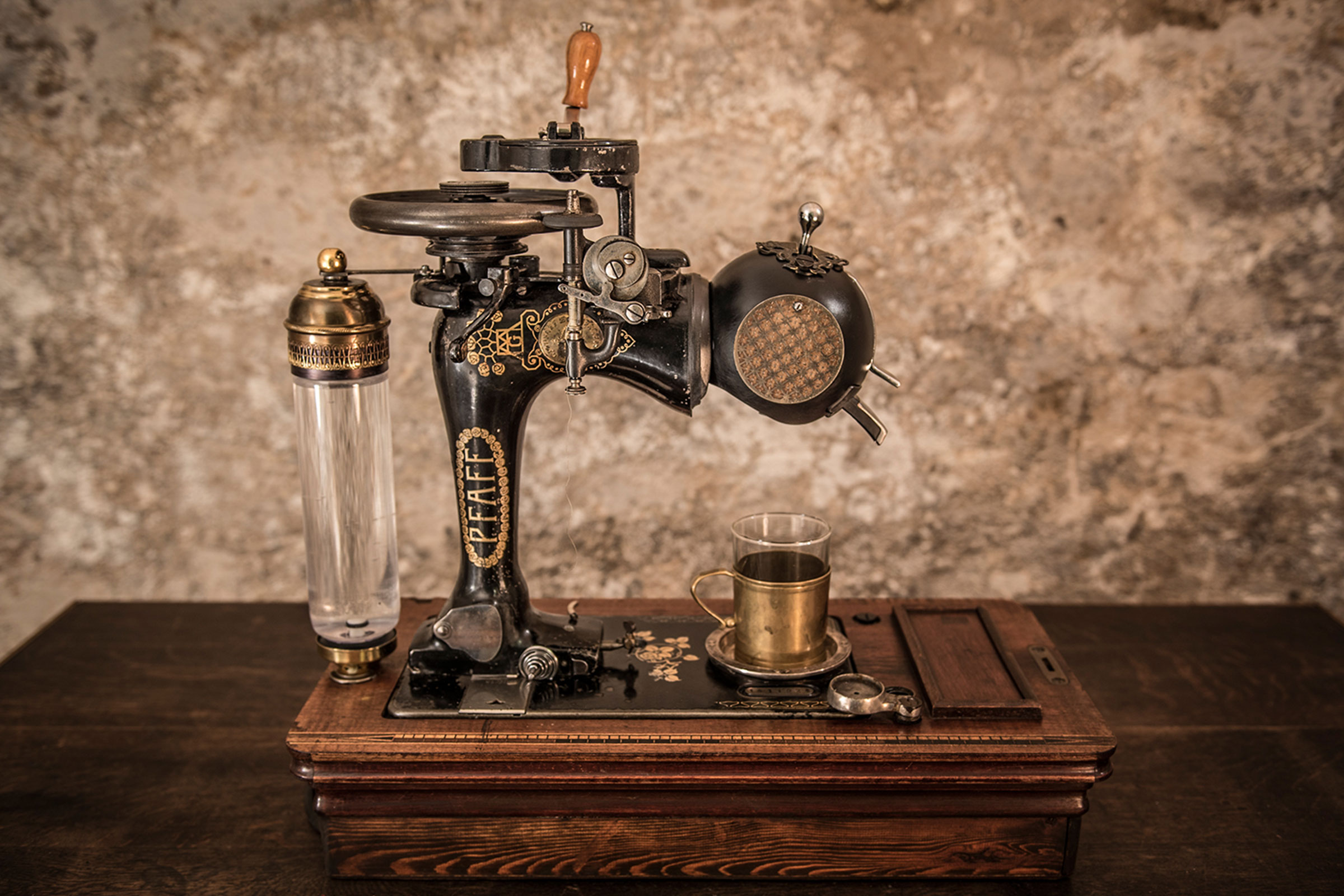 Ancienne machine à coudre de la marque Pfaff sur une table en bois