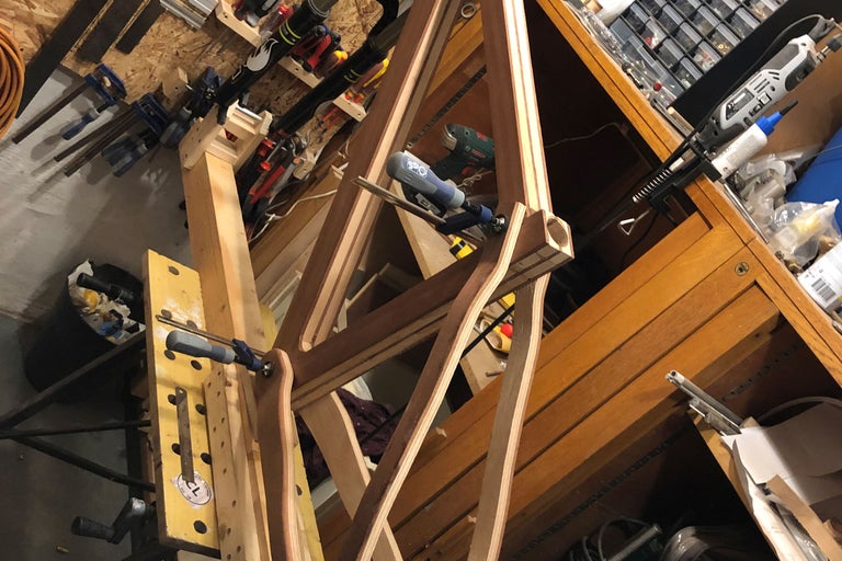 Atelier avec construction en bois, outils et établi