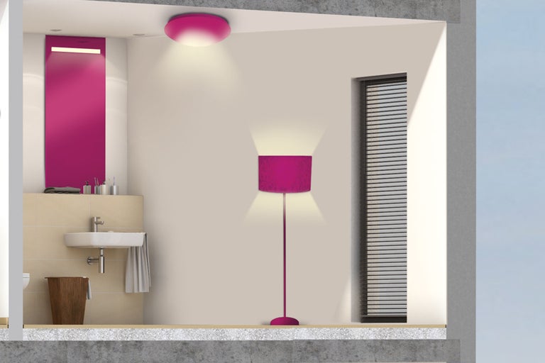 Querschnitt eines Badezimmers mit Deckenleuchte, Spiegelschrank, Waschtisch und Stehleuchte