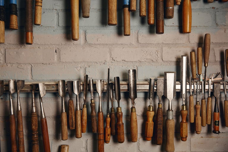 Divers burins suspendus à un mur