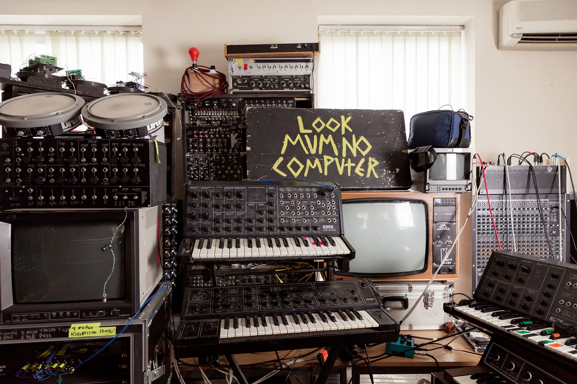 Enregistrement en studio avec des instruments de musique électroniques tels que des synthétiseurs et des boîtes à rythmes.
