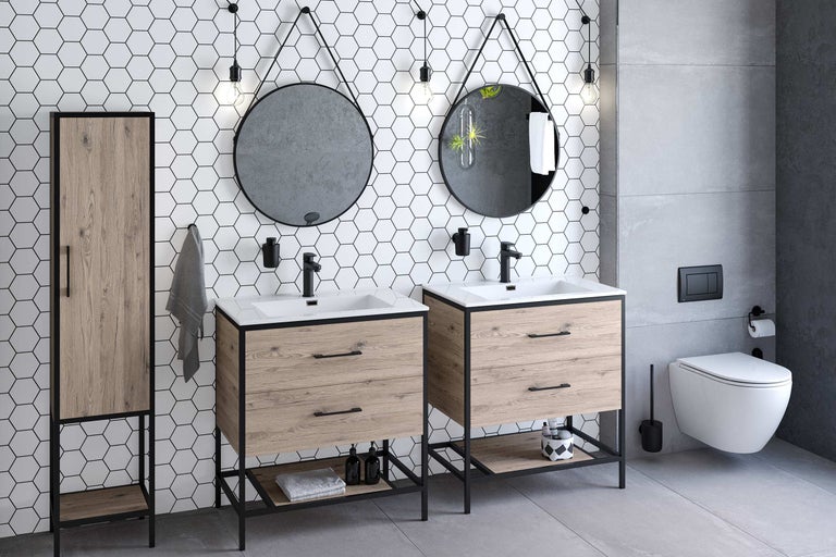 Salle de bains lumineuse avec deux lavabos, miroirs, ampoules suspendues, une armoire de salle de bains et des toilettes
