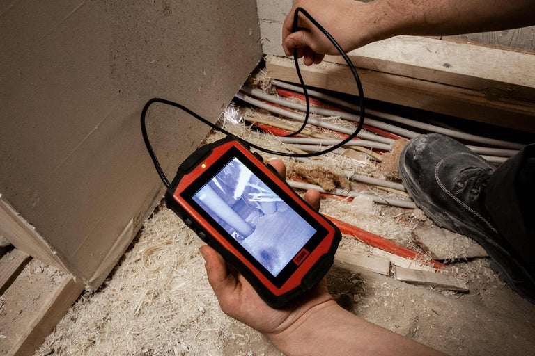 Une caméra d'inspection est utilisée pour contrôler les canalisations.