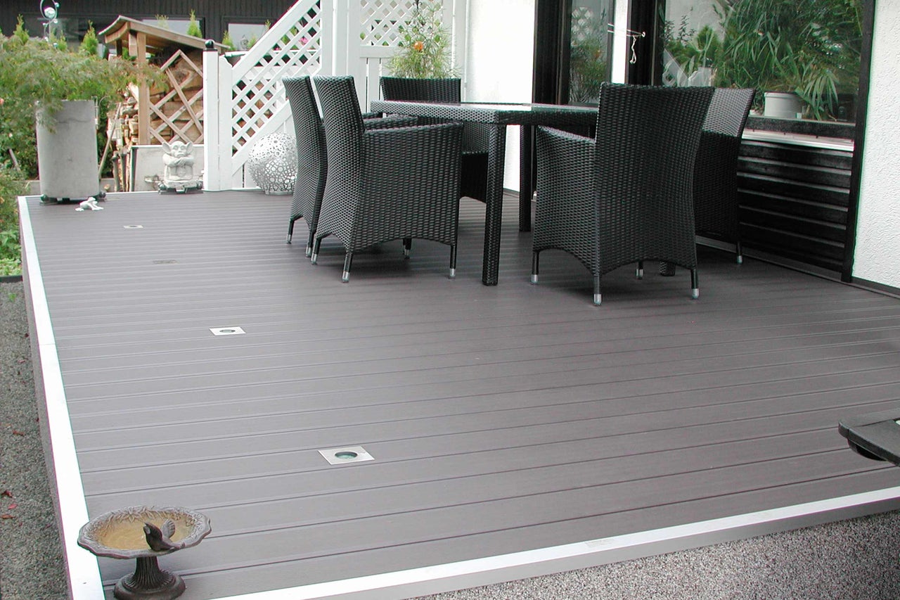 Terrasse mit Dielenboden, Sitzgruppe und Aussenbeleuchtung