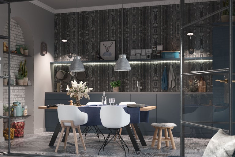 Helles Esszimmer mit Esstisch, Stühlen und dekorativen Elementen in einem modernen Design