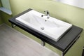 Lavabo avec plaque noire et lavabo blanc ainsi que robinetterie Lavabo avec plaque noire et lavabo blanc ainsi que robinetterie
