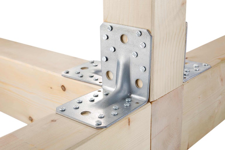 Holzkonstruktion mit Winkelverbinder und Bolzen