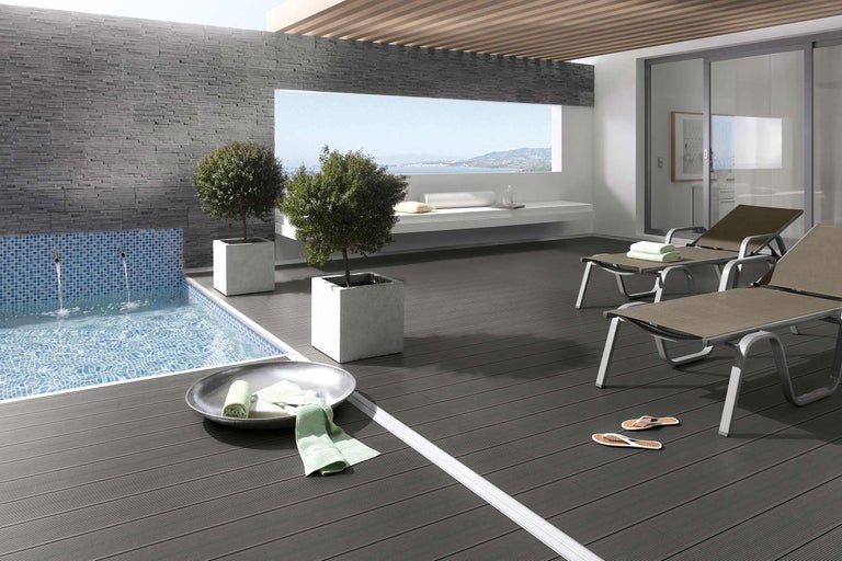 Terrasse avec piscine, chaises longues et plantations