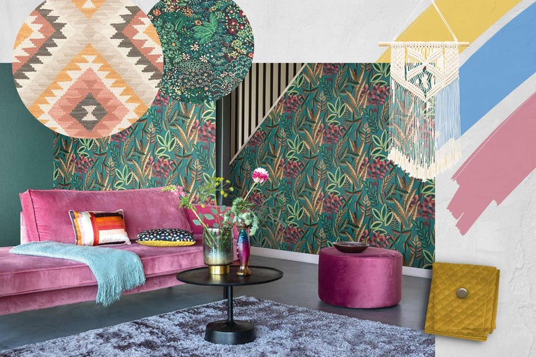 Dekoratives Wohnzimmer mit Sofa, Teppich, Hocker, Tisch und floralen Tapeten