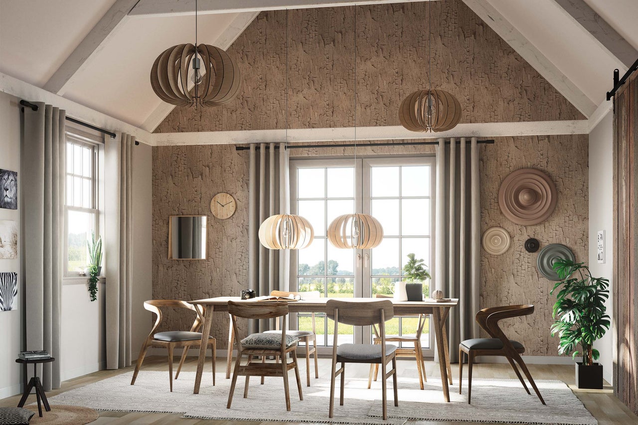 Salle à manger avec table à manger, chaises et suspensions dans une pièce lumineuse.