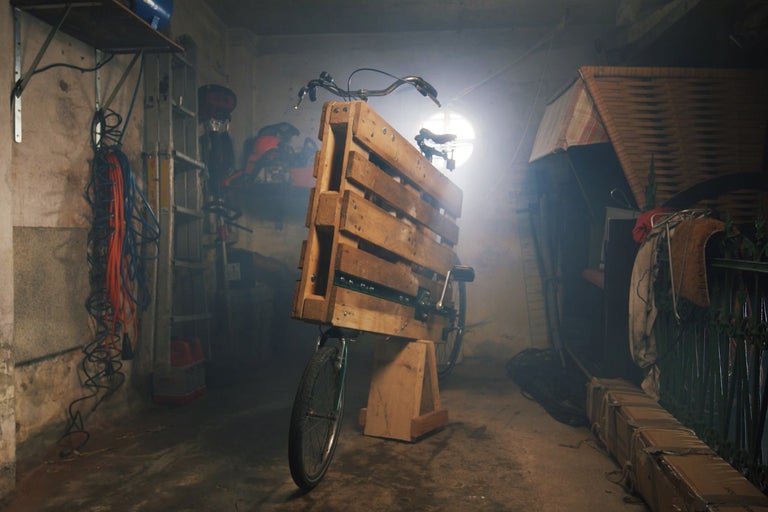Vélo avec palette en bois dans un garage