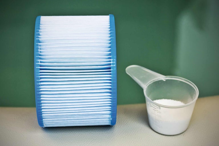 Filtre de piscine avec doseur de produit de nettoyage