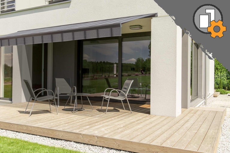 Terrasse avec store, chaises et table