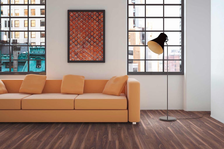 Helles Wohnzimmer mit Sofa, Stehlampe, Fenster und gerahmtem Bild