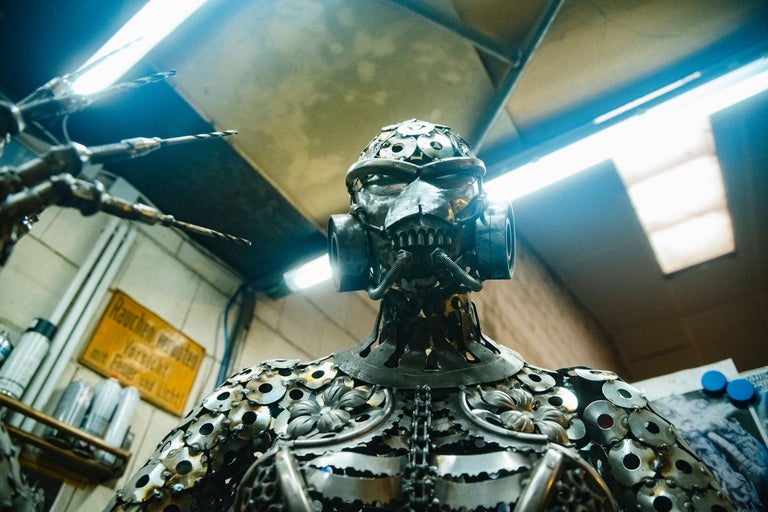 Sculpture d'un robot en métal