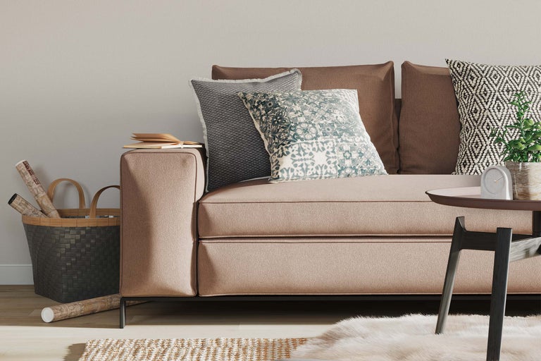 Wohnzimmer-Szene mit Sofa, Kissen, Beistelltisch und Dekoration