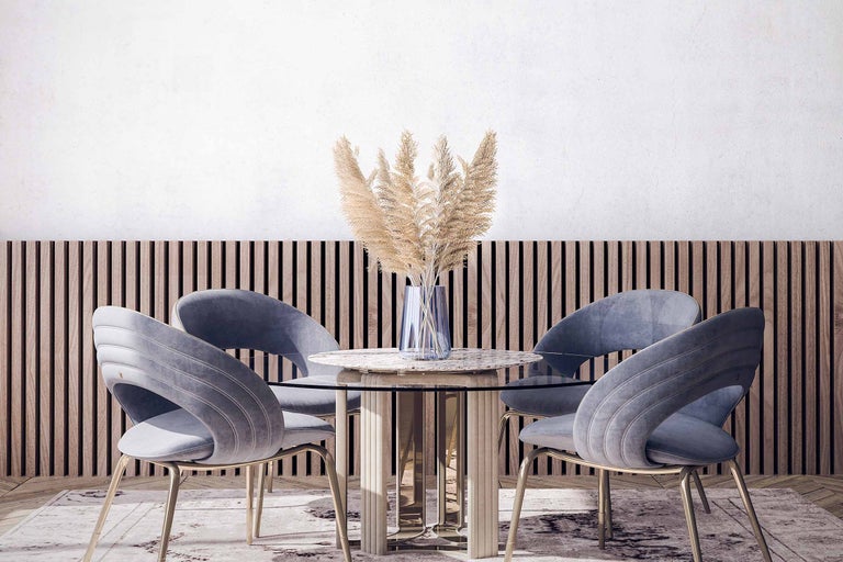 Salle à manger avec table ronde, chaises et vase décoratif