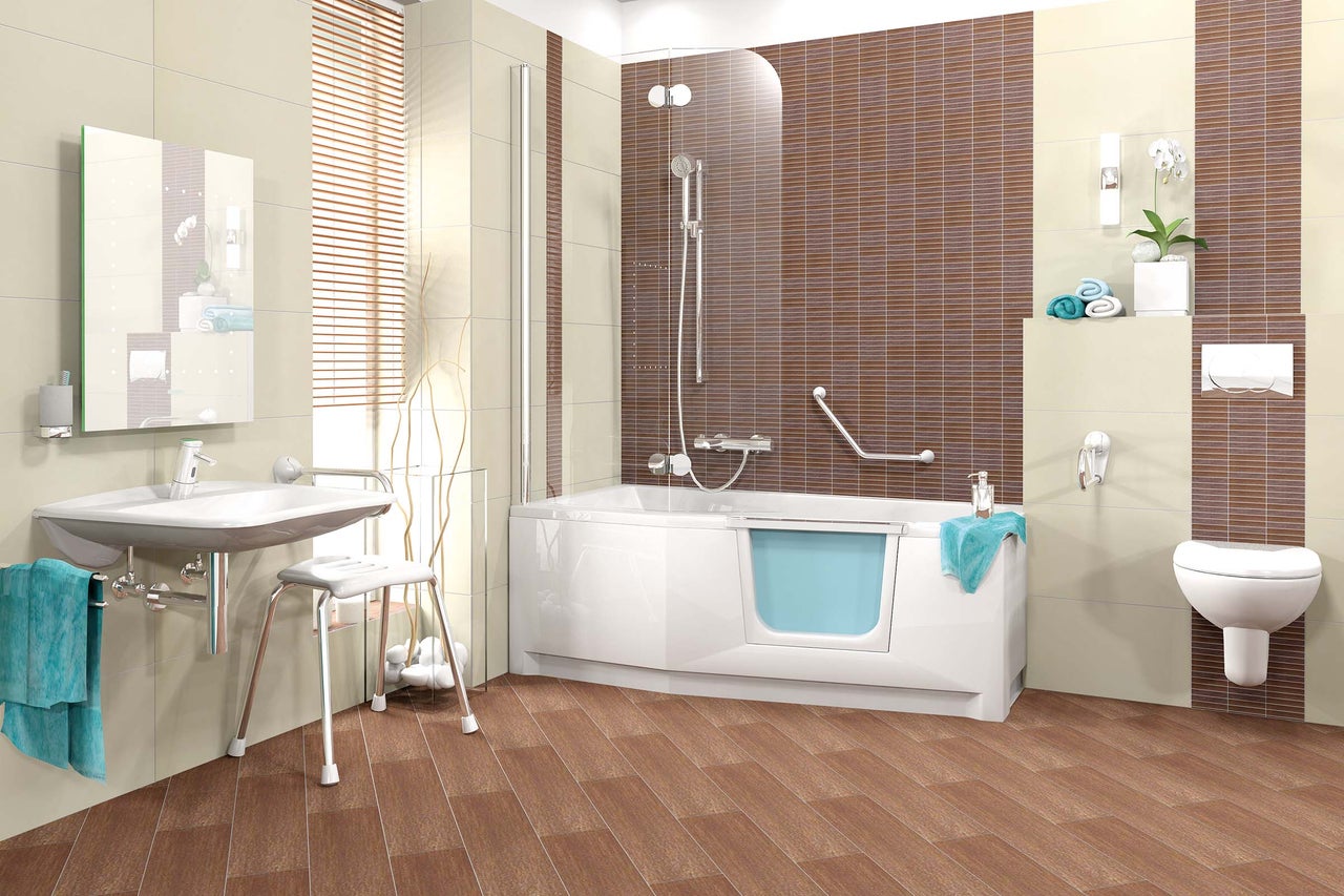 Badezimmer mit Badewanne mit Einstiegstür, Waschbecken, Toilette und Duschhocker