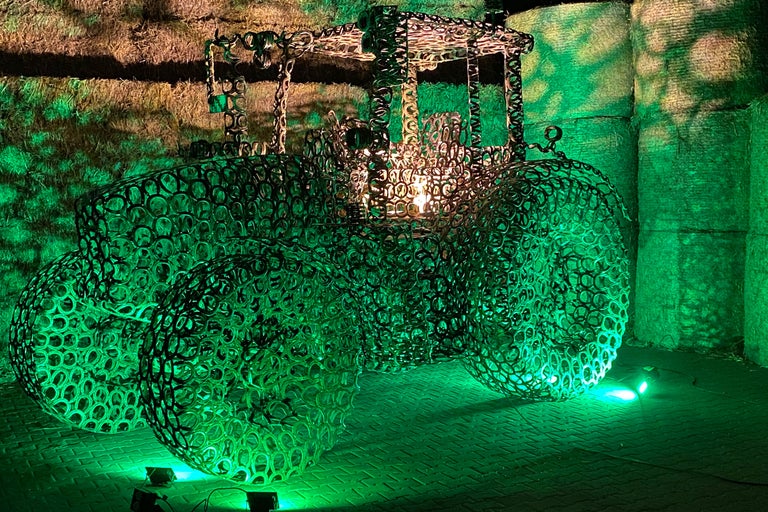 Dekorative Traktor-Skulptur aus Metallringen mit Beleuchtung