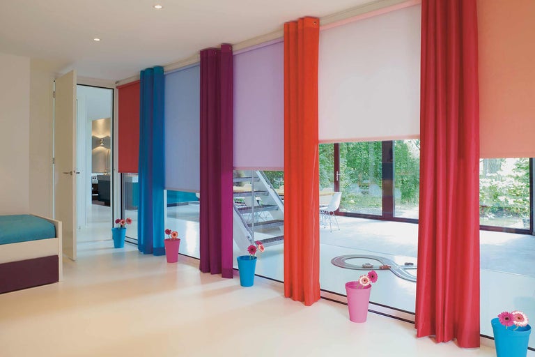 Appartement lumineux avec décoration de fenêtre composée de stores et de rideaux