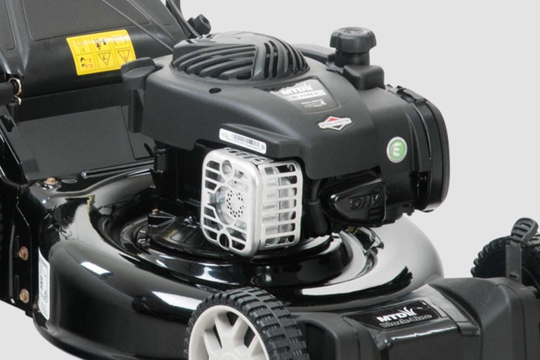 Vue détaillée d'une tondeuse à gazon avec moteur