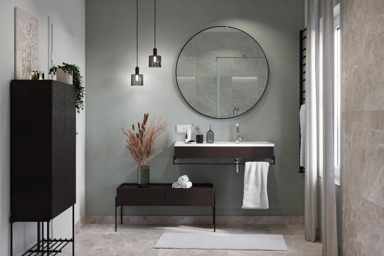 Badezimmer mit Waschtisch, Spiegel, Hängeleuchten, Handtuchwärmer und Hochschrank für einen organisierten Eindruck.