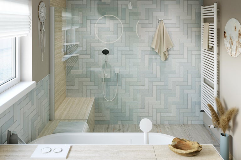 Salle de bain lumineuse avec douche, baignoire, sèche-serviettes et carrelage à chevrons