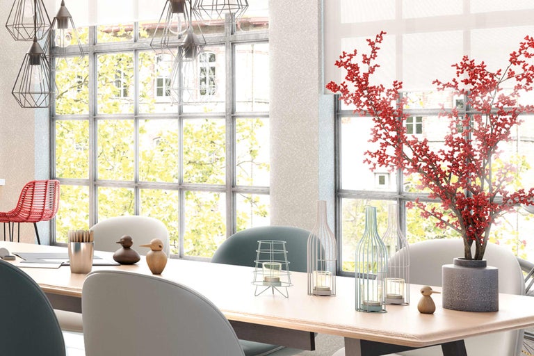 Salle à manger lumineuse avec table en bois, chaises, décoration et fenêtre