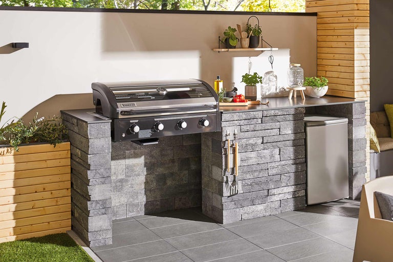 Aussenküche mit Grill, Spüle und Stauraum aus Stein und Holz