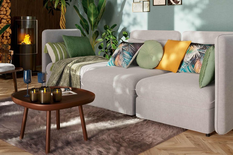 Wohnzimmer mit Sofa, Couchtisch, Kamin und Zimmerpflanzen für eine gemütliche Atmosphäre