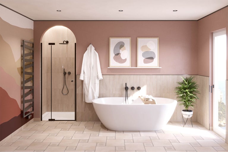 Salle de bains avec baignoire îlot, douche et sèche-serviettes