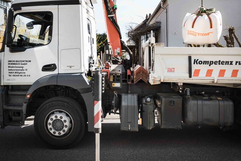 Camion Hornbach avec grue et Big Bag Unio Stone